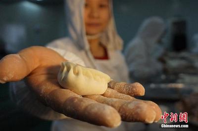 探訪(fǎng)手工餃子廠(chǎng) 女工每天包出4000只餃子 - 青島新聞網(wǎng)